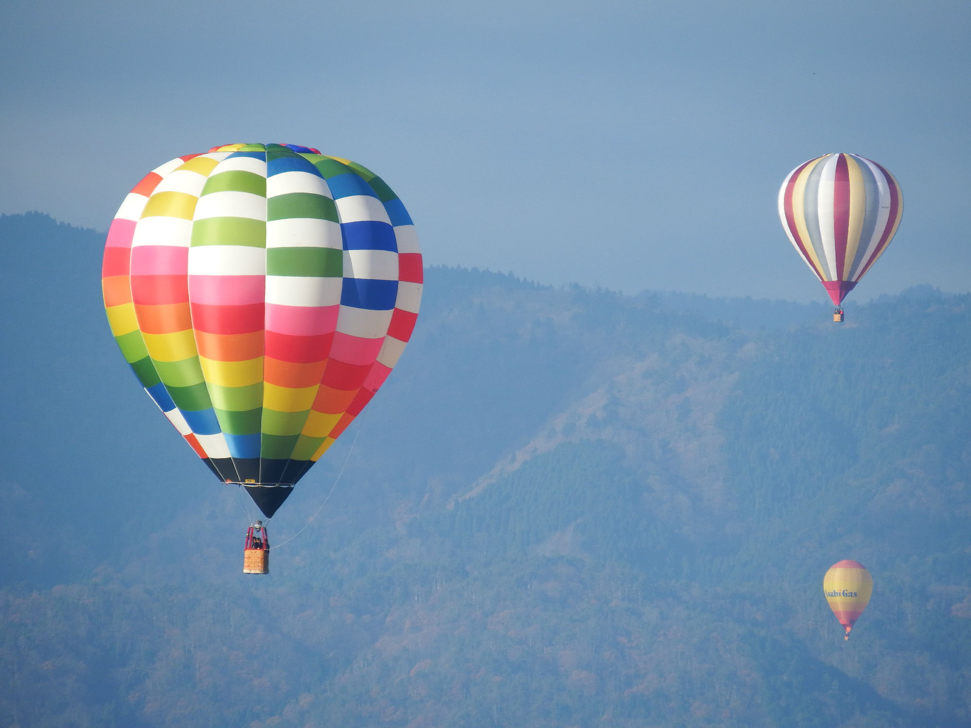 安曇川町内に色とりどりの熱気球が浮かぶ「熱気球琵琶湖横断」開催！