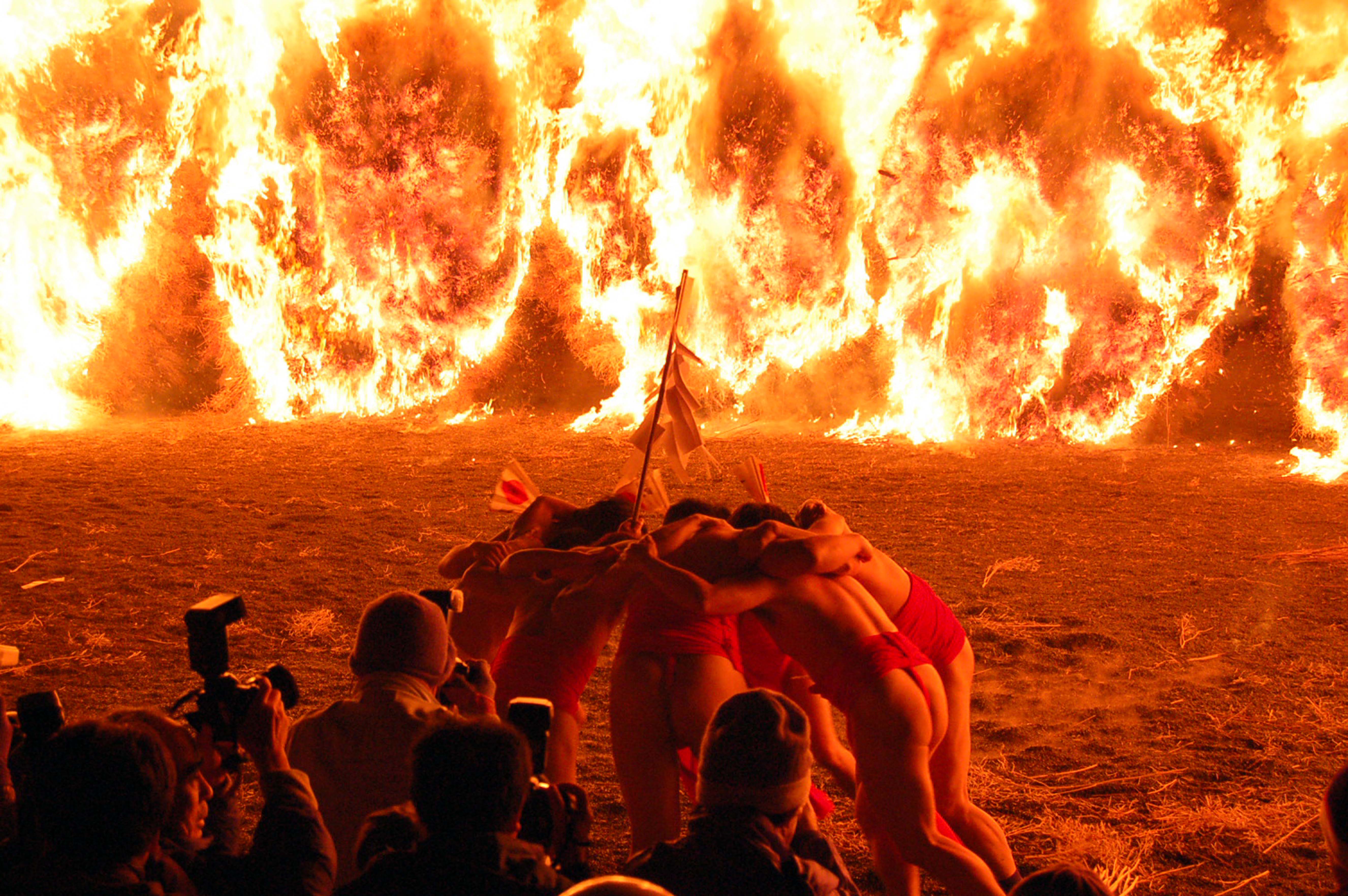 『勝部の火祭り』天まで上る大蛇の炎は圧巻！