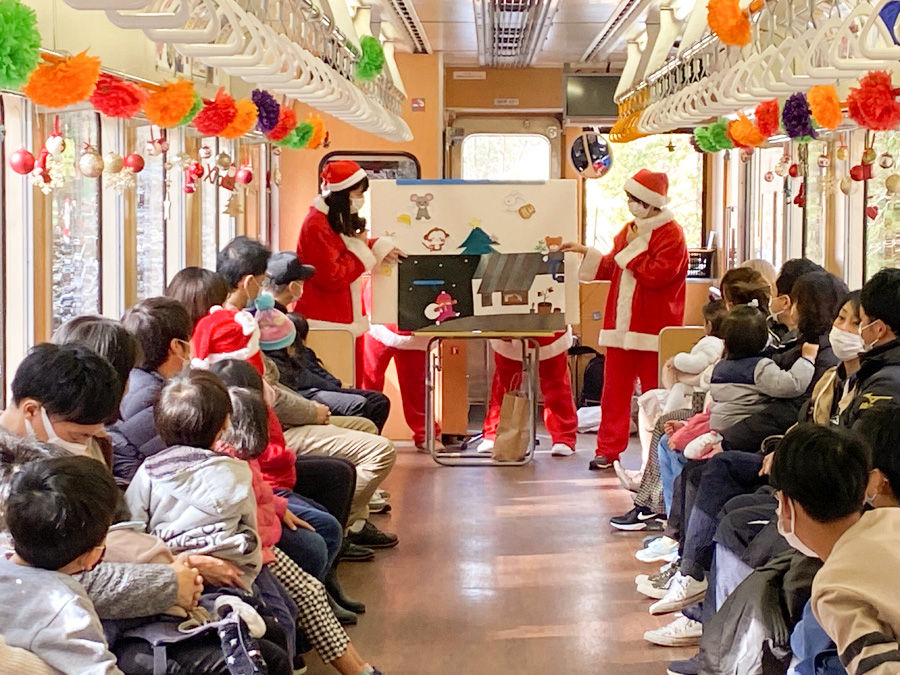 クリスマスムード満点☆信楽高原鐵道の「サンタ列車」が出発しまーす！