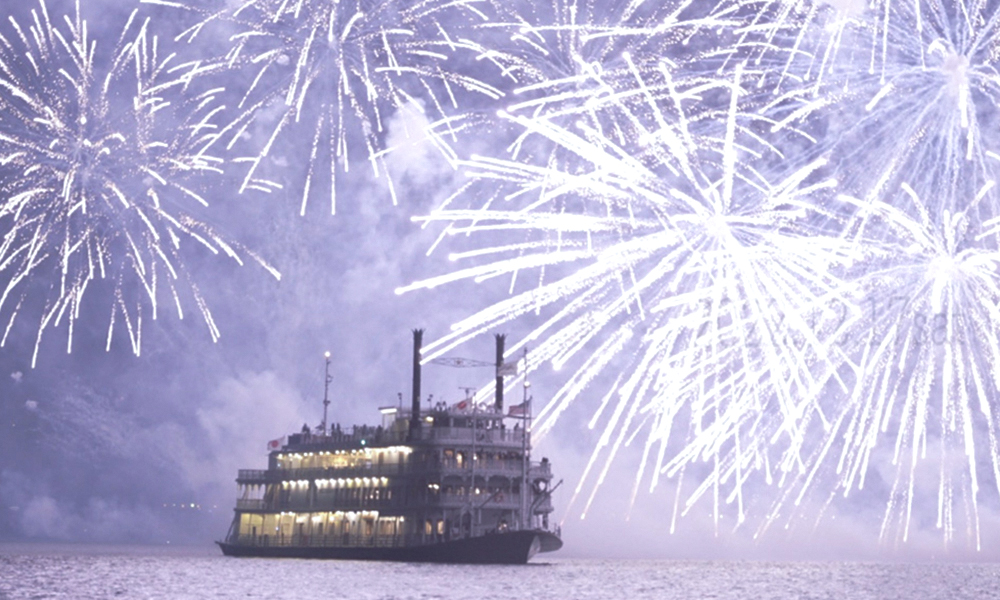 湖上に輝く幻想的な光。客船から楽しむシークレット・ミュージック花火。「びわ湖大津・ナイトクルーズ花…