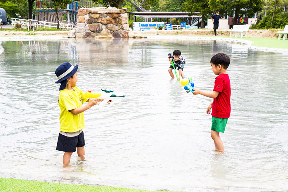 ブルーメの丘しゃぶしゃぶ池で遊ぶ子どもたち