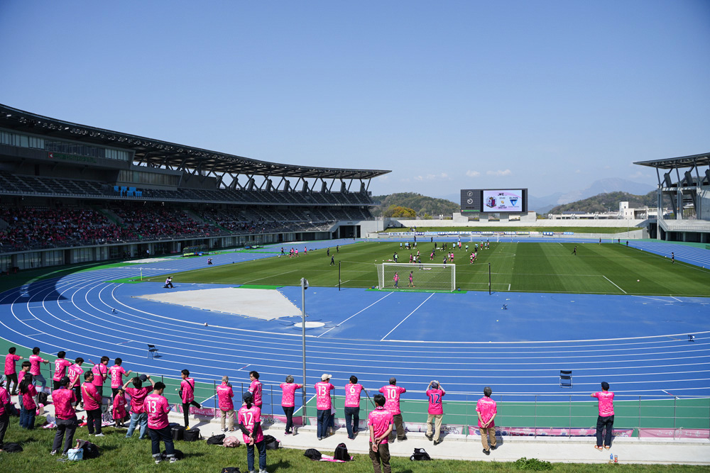 セレッソ大阪ヤンマーレディースがカッコイイ！新たに誕生した「平和堂HATOスタジアム」でサッカー試合観…
