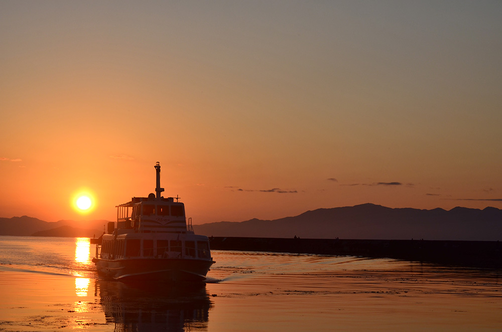 夕陽を愛でながらビールを満喫！ 彦根港発着の「びわ湖ビアクルーズ」で夏の思い出をつくろう！【彦根】