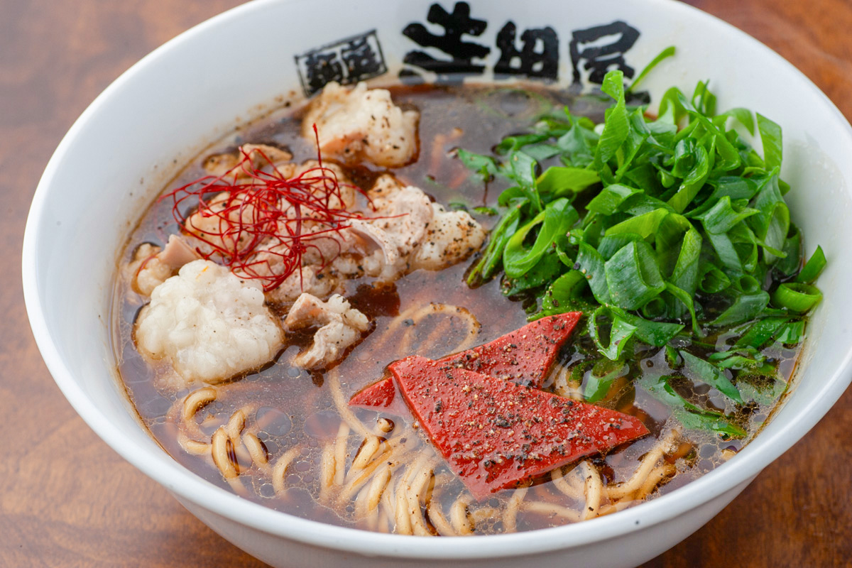 近江牛ホルモンの旨みが溶け込んだ、香り高いたまり醤油のスープ。近江八幡「麺庭 寺田屋」の贅沢な一杯