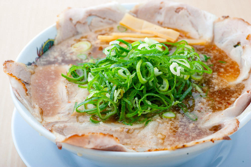 鶏がら醤油のコク深さ。定番から限定の味まで多彩なラーメンを「来来亭 膳所店」で満喫