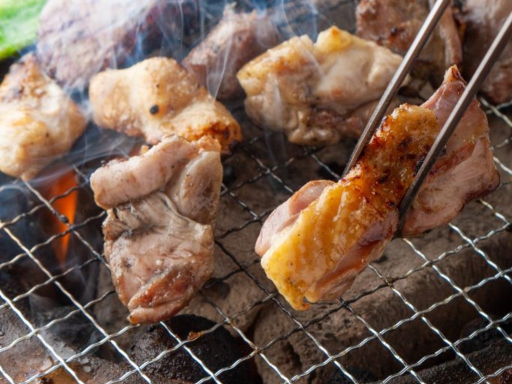 【3/7オープン】自然豊かな茶所で満喫する、炭火で焼き上げた地鶏の香ばしさに心ほどける【信楽】